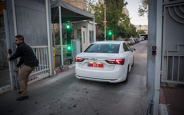 Les enquêteurs de police arrivent à la résidence du Premier ministre à Jérusalem pour interroger le Premier ministre Benjamin Netanyahu dans deux enquêtes de corruption, le 9 novembre 2017 (Crédit : Yonatan Sindel/Flash90) Les enquêteurs de police arrivent à la résidence du Premier ministre à Jérusalem pour interroger le Premier ministre Benjamin Netanyahu dans deux enquêtes de corruption, le 9 novembre 2017 (Crédit : Yonatan Sindel/Flash90)
