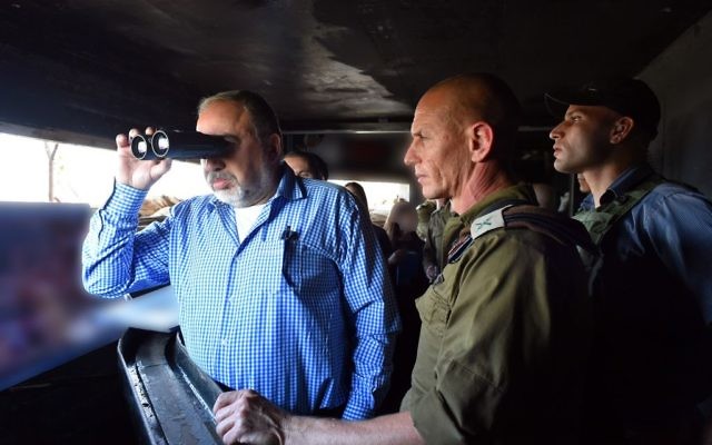 Le ministre de la Défense Avigdor Liberman utilise les jumelles durant une visite sur la frontière nord d'Israël, le 17 novembre 2017 (Crédit : Ariel Hermoni/Ministère de la Défense) Le ministre de la Défense Avigdor Liberman utilise les jumelles durant une visite sur la frontière nord d'Israël, le 17 novembre 2017 (Crédit : Ariel Hermoni/Ministère de la Défense)