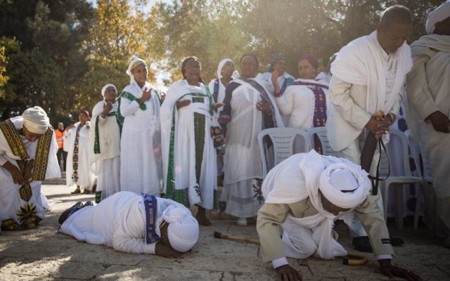 Des membres de la communauté juive éthiopienne en Israël participent à une prière de la fête de Sigd sur la promenade Armon Hanatziv surplombant Jérusalem le 16 novembre 2017 (Crédit : Hadas Parush / Flash90) Des membres de la communauté juive éthiopienne en Israël participent à une prière de la fête de Sigd sur la promenade Armon Hanatziv surplombant Jérusalem le 16 novembre 2017 (Crédit : Hadas Parush / Flash90)