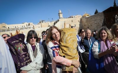 Des membres du mouvement réformé avec des rouleaux de la Torah au mur Occidental, dans la Vieille Ville de Jérusalem, le 16 novembre 2017. (Crédit : Noam Rivkin Fenton,/Flash90)