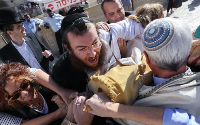 Des membres du mouvement réformé et de l'Hebrew Union College affrontent des manifestants ultra-orthodoxes et des agents de sécurité, en essayant d'entre sur l'esplanade du mur Occidental, dans la Vieille ville de Jérusalem, le 16 novembre 2017. (Crédit : Noam Rivkin Fenton,/Flash90) Des membres du mouvement réformé et de l'Hebrew Union College affrontent des manifestants ultra-orthodoxes et des agents de sécurité, en essayant d'entre sur l'esplanade du mur Occidental, dans la Vieille ville de Jérusalem, le 16 novembre 2017. (Crédit : Noam Rivkin Fenton,/Flash90)