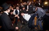 Des Juifs ultra-orthodoxes protestent contre le service militaire à l'entrée de Jérusalem le 19 novembre 2017 (Crédit : Yonatan Sindel/Flash90)