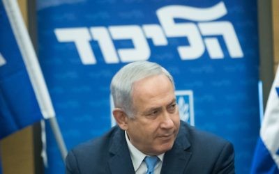 Le Premier ministre Benjamin Netanyahu ,durant une réunion du Likud, le 20 novembre 2017. (Crédit : Yonatan Sindel/Flash90)
