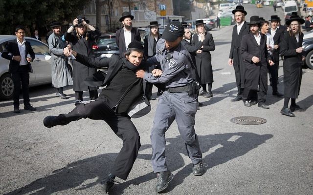 Des ultra-orthodoxes affrontent la police durant une manifestation anti-conscription, le 28 novembre 2017 à Jérusalem. (Crédit : Flash90) Des ultra-orthodoxes affrontent la police durant une manifestation anti-conscription, le 28 novembre 2017 à Jérusalem. (Crédit : Flash90)