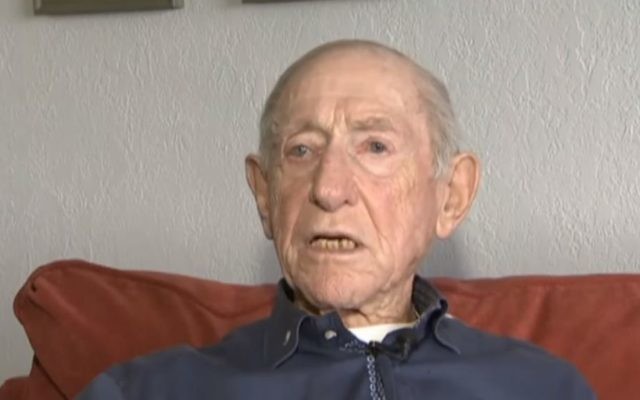 Le survivant de l'Holocauste Henry Flescher a été sorti de sa voiture quelques secondes avant qu'elle ne soit frappée par un train le 31 octobre 2017 (Capture d'écran : : YouTube)
