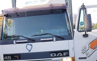 Le camion qui aurait été volé par un Palestinien pour tenter de mener un attentat à la voiture bélier, le 20 octobre 2017 (Crédit : Police israélienne)