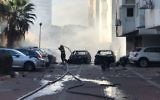 Deux voitures incendiées après une explosion sur la rue Mont Hermon à Ashdod, le 7 novembre 2017. (Crédit : Police israélienne)
