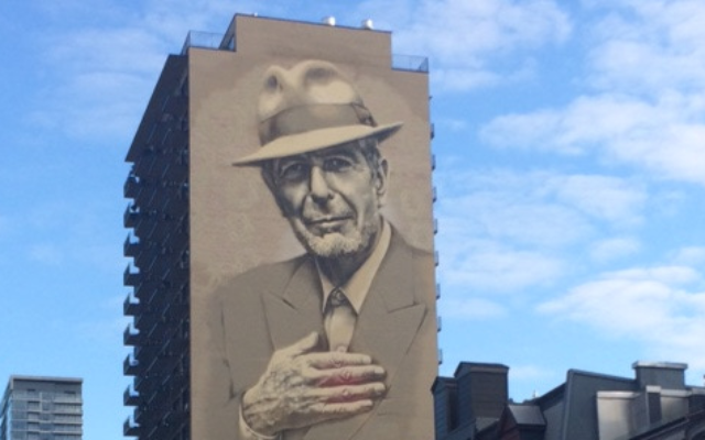 Un portrait haut de 22 étages sur le côté d'un immeuble sur  Crescent Street, à Montréal. (Crédit : Robert Sarner/Times of Israel)