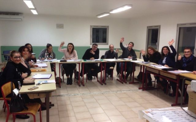 Une classe d'oulpan dans les locaux de la synagogue-école confessionnelle Yavné, dans le 13ème arrondissement de Marseille (Crédit : autorisation OSM).