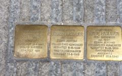 Des Stolpersteine, ou 'pierres sur lesquelles on trébuche' dédié à la mémoire de Josef Geer et aux Hauslauer - un couple marié qui était Témoins de Jéhovah - à Salzbourg, en Autriche. (Crédit : Noah Lederman / Times of Israël)