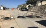 Les habitants d'implantation israéliens ont monté des barricades et posé des fils barbelés pour empêcher les forces de sécurité d'évacuer l'avant-poste illégal de Netiv Haavot en Cisjordanie, le 29 novembre 2017 (Crédit : Jacob Magid/Times of Israel)