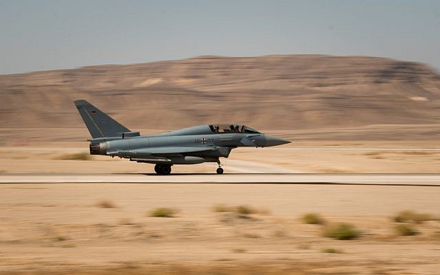 Un avion chasseur participe à l'exercice Drapeau Bleu au début du mois de novembre 2017 (Crédit : Armée israélienne) Un avion chasseur participe à l'exercice Drapeau Bleu au début du mois de novembre 2017 (Crédit : Armée israélienne)