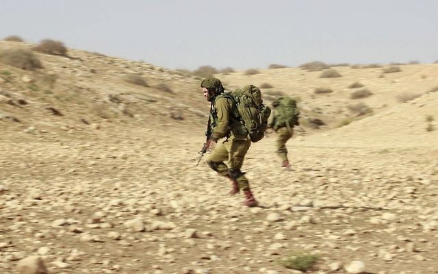 Photo d'illustration: Des soldats de la Brigade Kfir de Tsahal lors d'un entraînement dans la vallée du Jourdain, le 28 novembre 2017. (Crédit : Judah Ari Gross / Times of Israel)