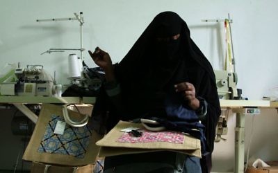 Dans un petit atelier d'un camp de réfugiés palestiniens du nord de la Jordanie, des femmes brodent des articles qui seront vendus dans une boutique haut de gamme à Paris, Londres ou Dubaï. (Crédit : AFP)
