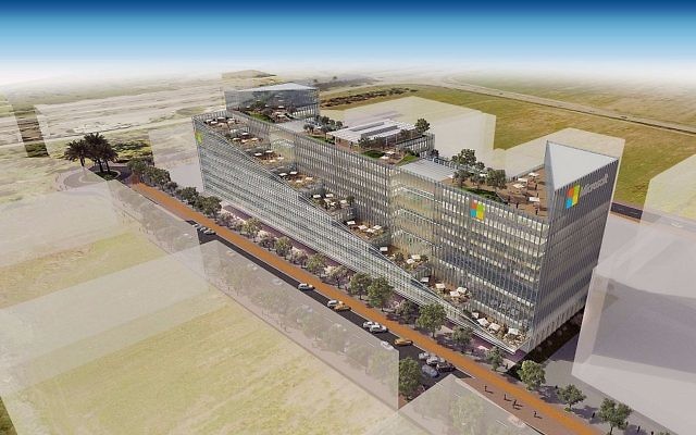 Présentation par les architectes des nouveaux bureaux de Microsoft à Herzliya avec des balcons ouverts permettant aux employés de se détendre et discuter (Crédit : Autorisation Yashar Architects Ltd.,)
