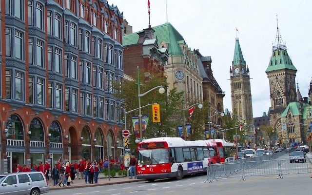 Une rue du centre-ville d'Ottawa, Canada (Crédit : Domaine Public / Wikipedia)