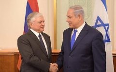 Benjamin Netanyahu et le ministre des Affaires étrangères arménien, Edward Nalbandian, à Jérusalem, le 7 novembre 2017. (Crédit : Amos Ben-Gershom/GPO)
