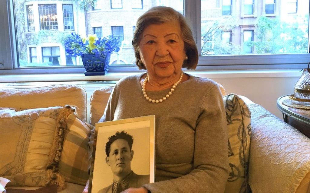 Rose Holm dans son appartement, montrant une photo de feu son époux, Joe (Crédit : Josefin Dolsten/JTA)
