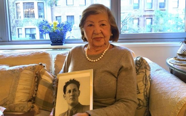 Rose Holm dans son appartement, montrant une photo de feu son époux, Joe (Crédit : Josefin Dolsten/JTA)