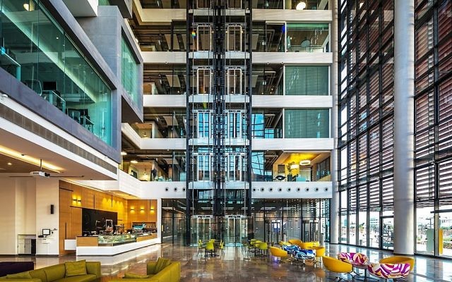 L'atrium du bâtiment SAP à Raanana conçu par Yashar Architects Ltd. (Avec l'aimable autorisation de Uzi Porat)