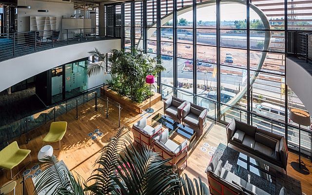 L'intérieur du bâtiment SAP à Raanana, conçu par Yashar Architects Ltd. (Avec l'aimable autorisation de Uzi Porat)
