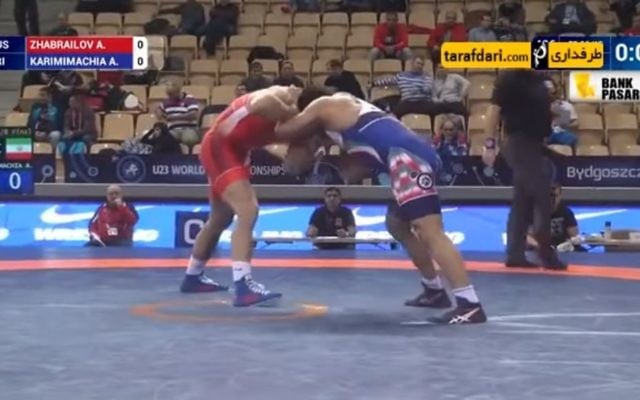 L'iranien Alireza Karimi face au russe Alikhan Zhabrailov, lors du championnat du monde de lutte, le 27 novembre 2017. (Crédit : capture d'écran YouTube)