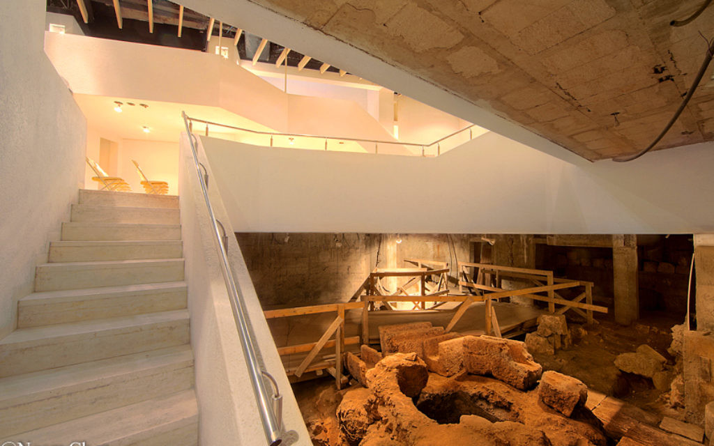 Contraste saisissant entre l'ancien et le nouveau, la maison Siebenberg. (Crédit : Noam Chen)