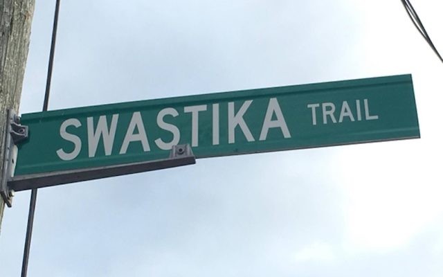 Le panneau de la rue 'Swastika Trail' accroché à Puslinch Township, au Canada. (Capture d'écran/ YouTube via JTA) Le panneau de la rue 'Swastika Trail' accroché à Puslinch Township, au Canada. (Capture d'écran/ YouTube via JTA)
