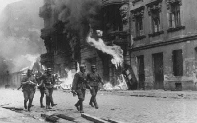 Dans le feu de l'action pendant la révolte du ghetto de Varsovie. (Autorisation : USHMM) Dans le feu de l'action pendant la révolte du ghetto de Varsovie. (Autorisation : USHMM)