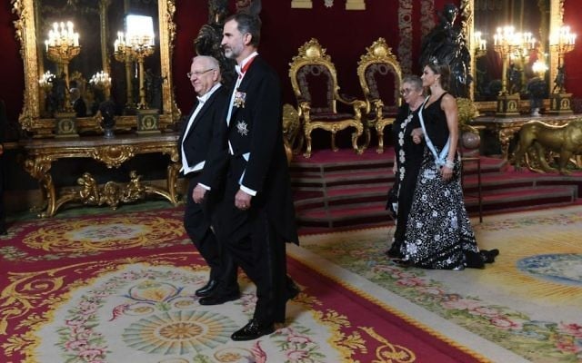 Le président Reuven Rivlin (à gauche) et le roi espagnol Felipe VI à Madrid, le 6 novembre 2017 (Crédit : Haim Zach / GPO)