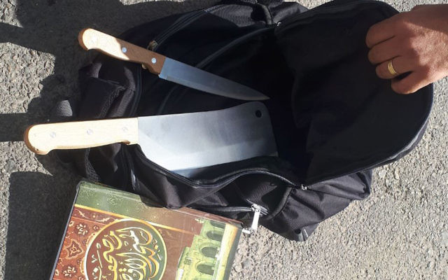 Un couteau à viande, un couteau et une copie du Coran, trouvés dans le sac à dos d'un Palestinien, qui allaient être utilisés dans une attaque terroriste près de l'implantation de Kochav Yaakov dans la Cisjordanie centrale le 9 novembre 2017 (Crédit : Police d'Israël)