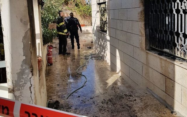 L'appartement en feu, à Beit Hanina, le 14 novembre 2017. (Crédit : Israel Police)
