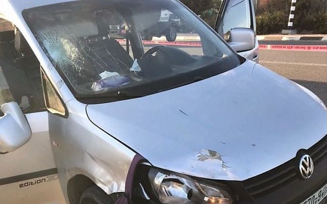 Le véhicule utilisé par un Palestinien dans une attaque à la voiture bélier qui a fait deux victimes israéliennes dans le centre de la Cisjordanie le 17 novembre 2017 (Crédit : Armée israélienne)