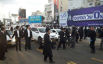 Manifestation ultra-orthodoxe à Bnei Brak, le 20 novembre 2017 (Crédit : Police israélienne)