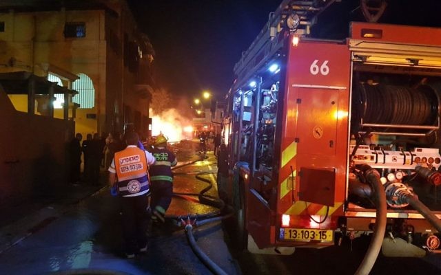 Les pompiers et les secouristes sur le site d'une explosion et l'effondrement d'un bâtiment à Jaffa, le 27 novembre 2017 (Crédit : Magen David Adom)