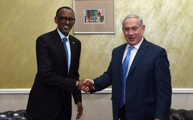 Le Premier ministre Netanyahu, à gauche, avec le président rwandais Paul Kagame à Nairobi, au Kenya, le 28 novembre 2017 (Crédit : Haim Tzach / GPO)