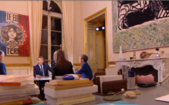 En haut en droite le tableau 'lavande' de Pierre Alechinsky (Crédit: Capture d'écran Youtube/LCI)