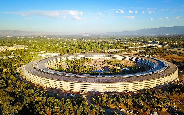 Photo aérienne du nouveau bâtiment d'Apple en construction à Cupertino, en Californie (Crédit : SpVVk, iStock by Getty)