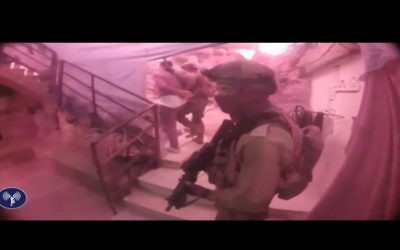 Capture d'écran de la vidéo publiée par l'armée israélienne de l'arrestation de cinq lanceurs de bombes, le 23 novembre 2017 (Crédit : Twitter / IDF)
