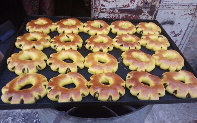 Les fameuses brioches (kaek) vendues dans la Vieille Ville, à base de safran, de dattes (Crédit: Pierre-Simon Assouline)