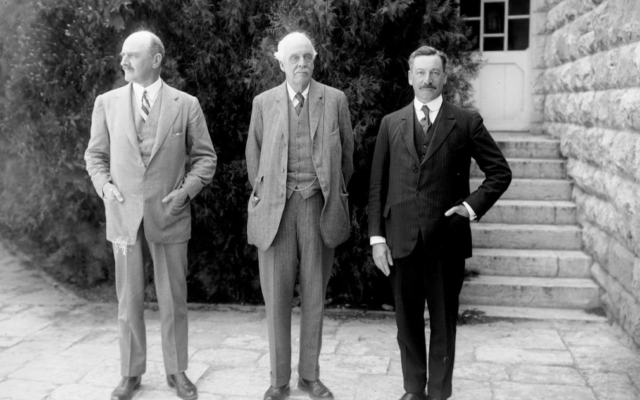 De gauche à droite, Lord Edmund Allenby, Lord Arthur Balfour et Sir Herbert Samuel, à l'université hébraïque de Jérusalem, en 1925. (Crédit : Library of Congress)