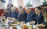 Le Premier ministre Benjamin Netanyahu, troisième à droite, préside la réunion hebdomadaire de cabinet au bureau du Premier ministre de Jérusalem, le 15 octobre 2017 (Crédit : Alex Kolomoisky/POOL)