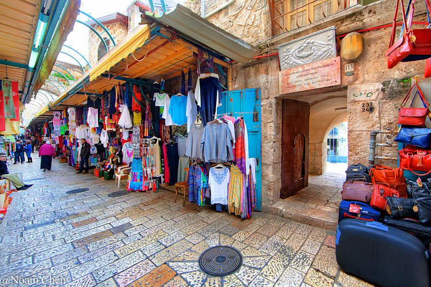 Facile à manquer parmi la marchandise Marché de la vieille ville, entrée de l'église Saint-Jean-Baptiste. (Crédit : Noam Chen)