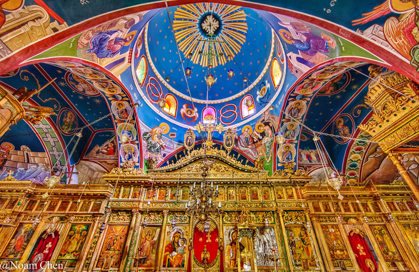 Un régal pour les yeux, l'intérieur spectaculaire de l'église de Saint Jean-Baptiste. (Crédit : Noam Chen)