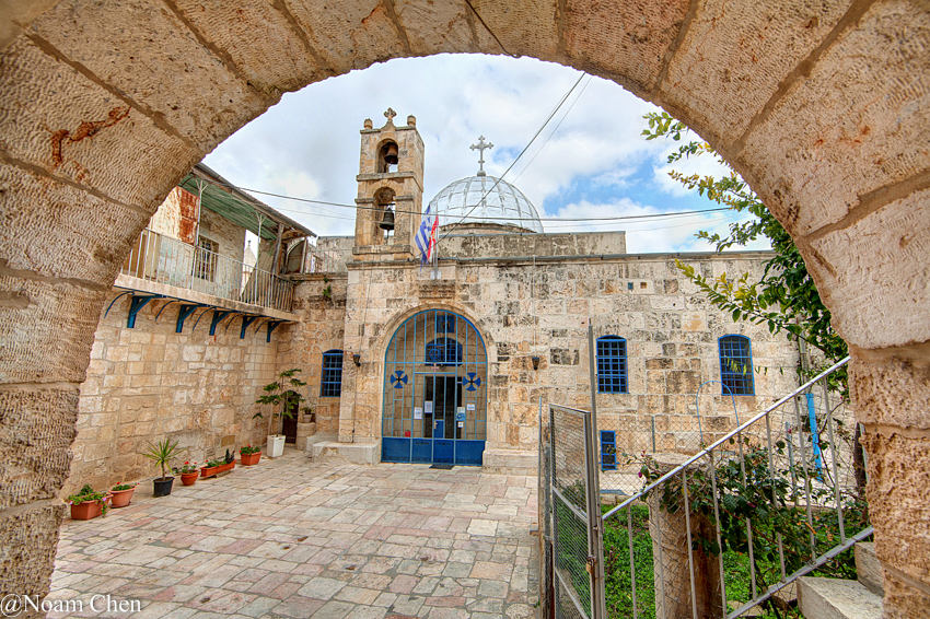 Une jolie cour menant à l'église. (Crédit : Noam Chen)