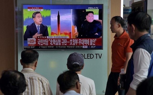 Les gens regardent une télévision dans une gare de Séoul le 3 septembre 2017, montrant le dernier essai nucléaire de la Corée du Nord. (Crédit : AFP / Ed Jones)
