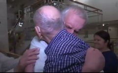La rencontre émouvante entre Alexander Pietruszka et Eliahou son oncle a pu avoir lieu grace aux bases de données établies par Yad Vashem (Crédit: capture d'écran Youtube)