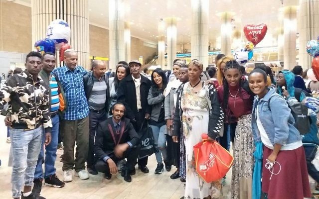 Des Juifs éthiopiens arrivent à l'aéroport Ben Gurion le 16 novembre 2017 pour commencer une nouvelle vie en tant qu'Israéliens (Crédit : The Struggle for the Aliyah of Ethiopian Jewry organization ) Des Juifs éthiopiens arrivent à l'aéroport Ben Gurion le 16 novembre 2017 pour commencer une nouvelle vie en tant qu'Israéliens (Crédit : The Struggle for the Aliyah of Ethiopian Jewry organization )
