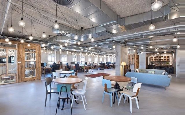 L'intérieur du bureau de Fiverr à Tel-Aviv (Crédit : Autorisation Amit Gosher)