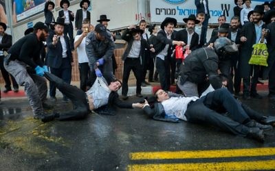 Affrontements entre Ultra-orthodoxes et policiers à Bnei Brak, le 20 novembre 2017. (Crédit : Yossi Zeliger/Flash90)